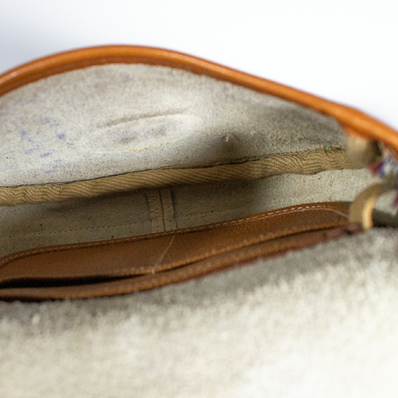 *SOLD* Dooney and Bourke Small Crossbody Bag - Picture 4 of 7